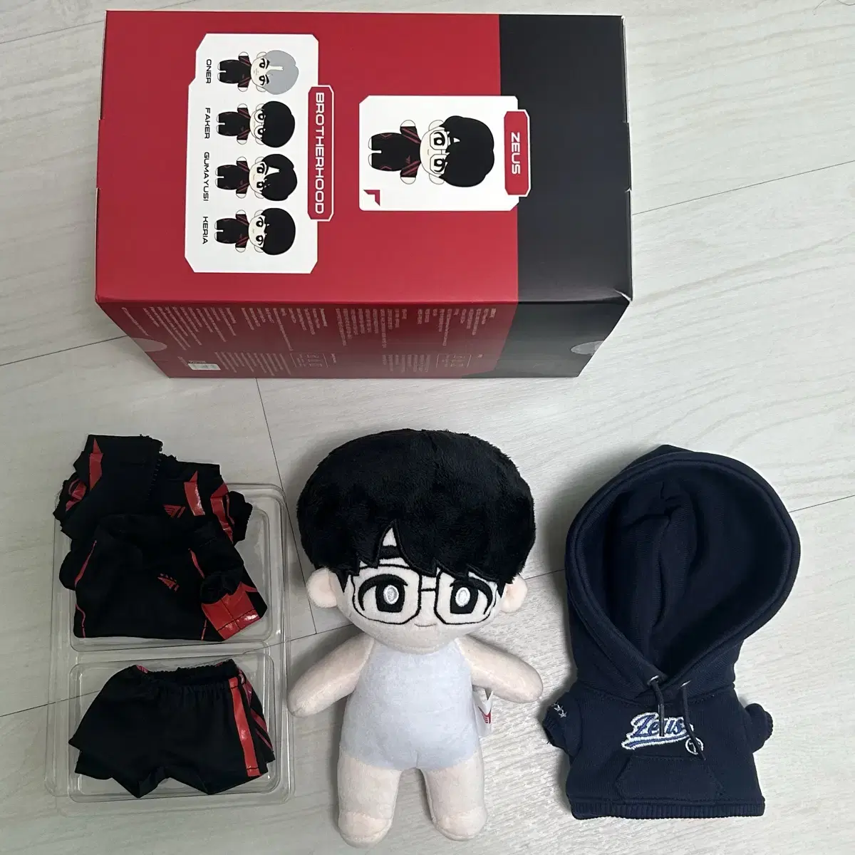 T1 Hanwha Zeus 20CM doll I sell it with a uniform hoodie