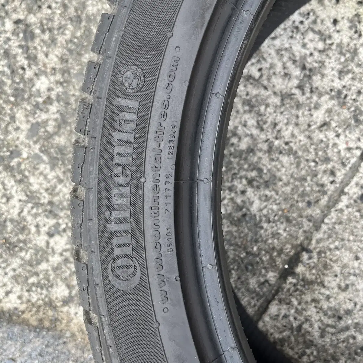 중고 255/40R20 콘티넨탈스노우타이어 22년식 4개 팝니다.