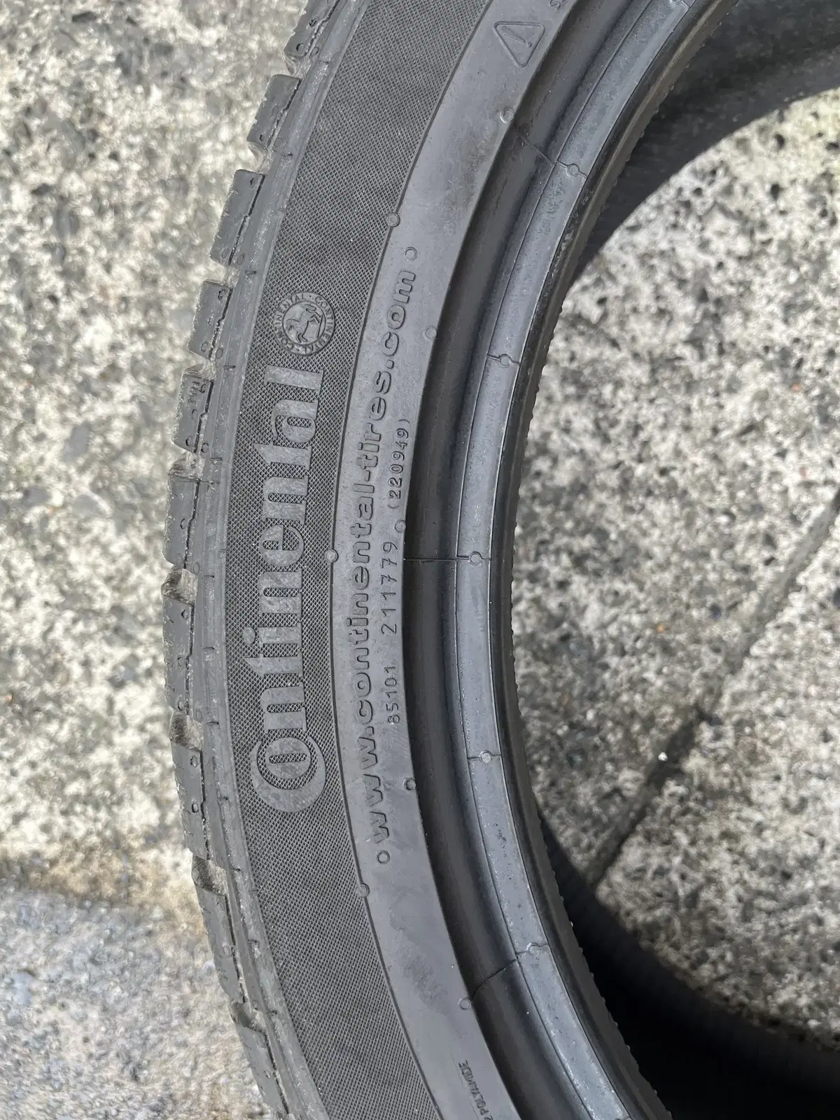 중고 255/40R20 콘티넨탈스노우타이어 22년식 4개 팝니다.