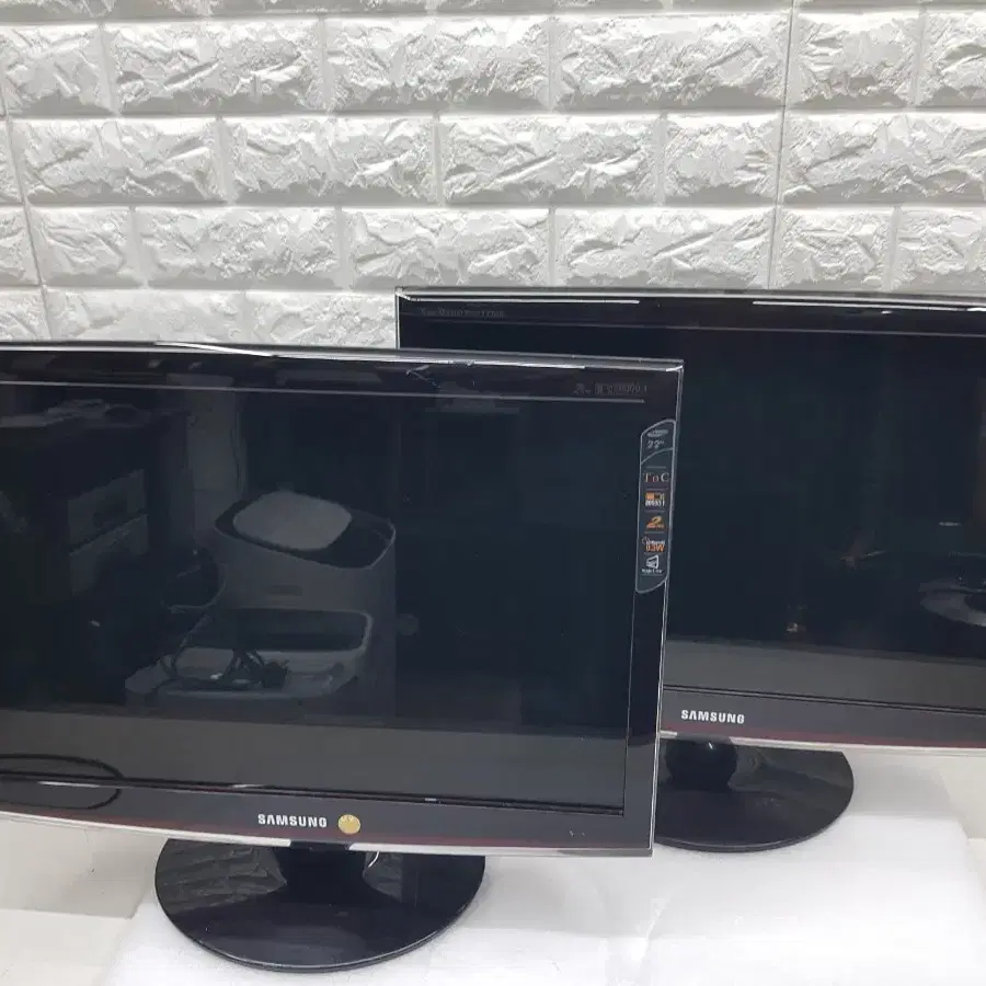 삼성 22인치 LCD 모니터 2개입니다