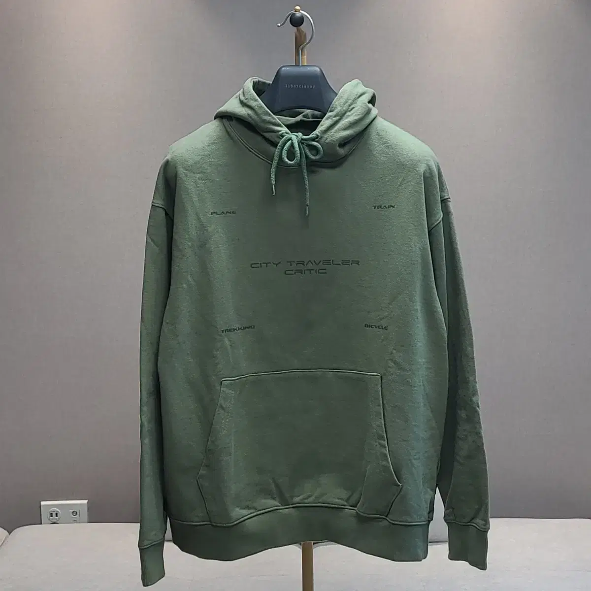 M ) CRITIC Overfit Hoodie