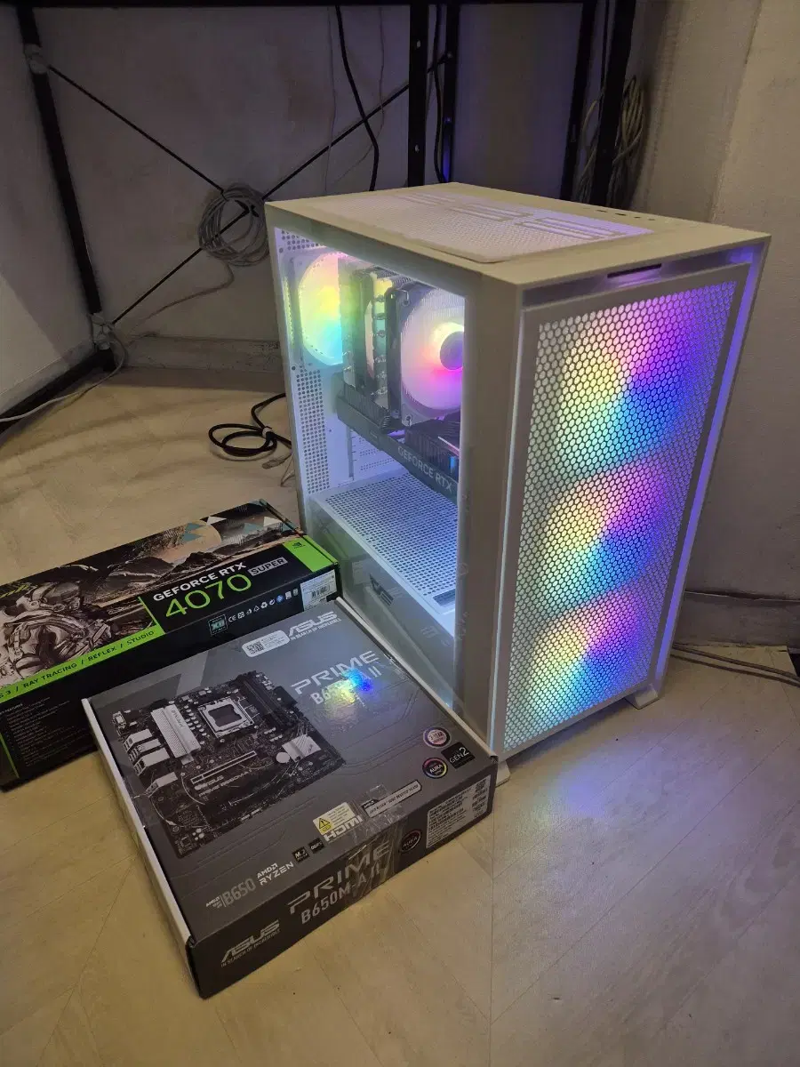 7800X3D RTX4070SUPER 화이트 컨셉 본체 새상품