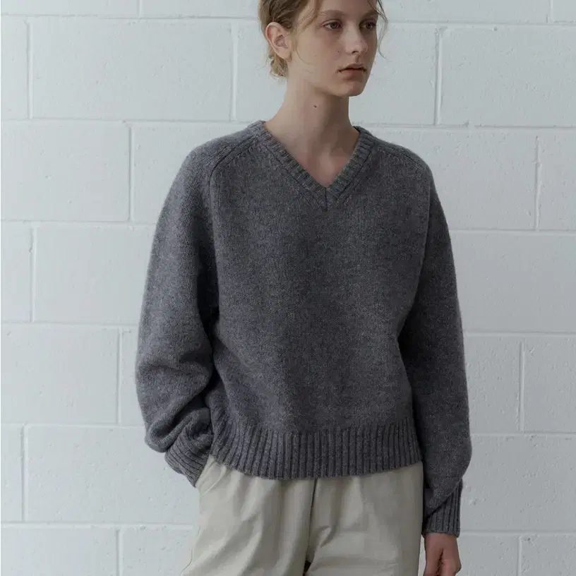 유라고 / clay wool v-neck knit