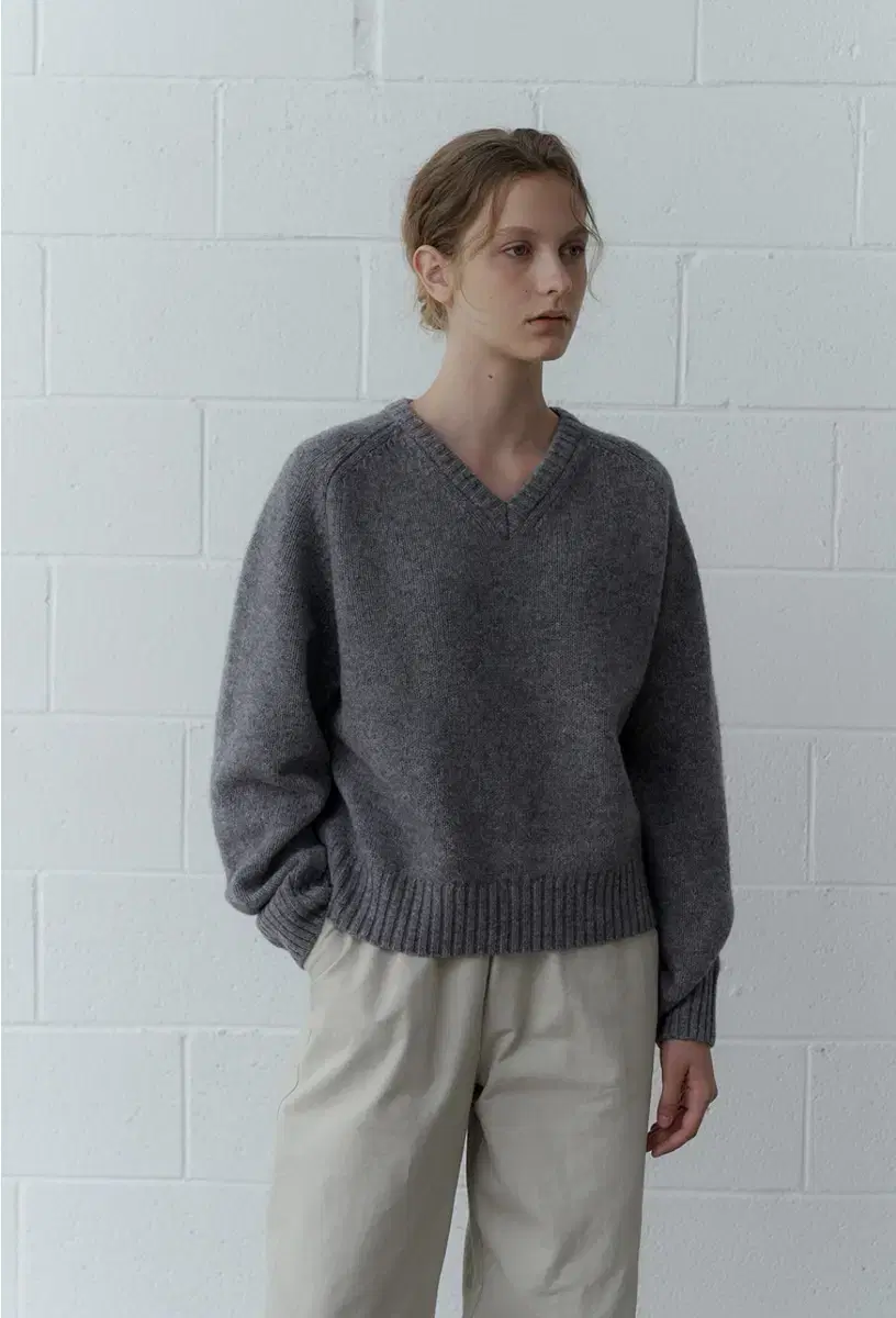 유라고 / clay wool v-neck knit