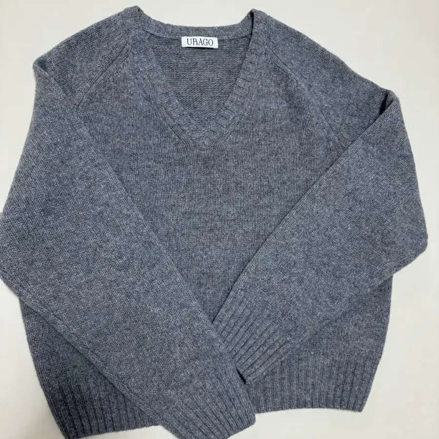 유라고 / clay wool v-neck knit