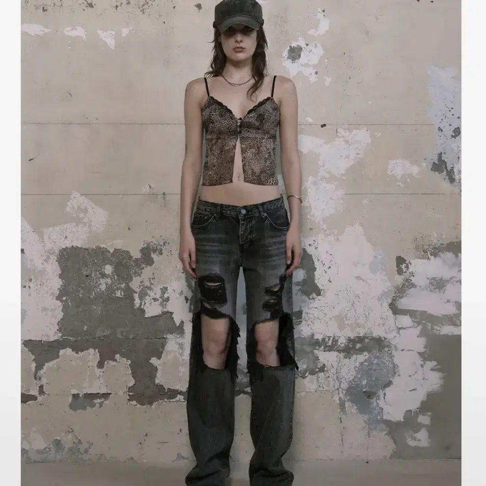 보헤미안서울 DISTRESSED DEEP GRAY JEANS