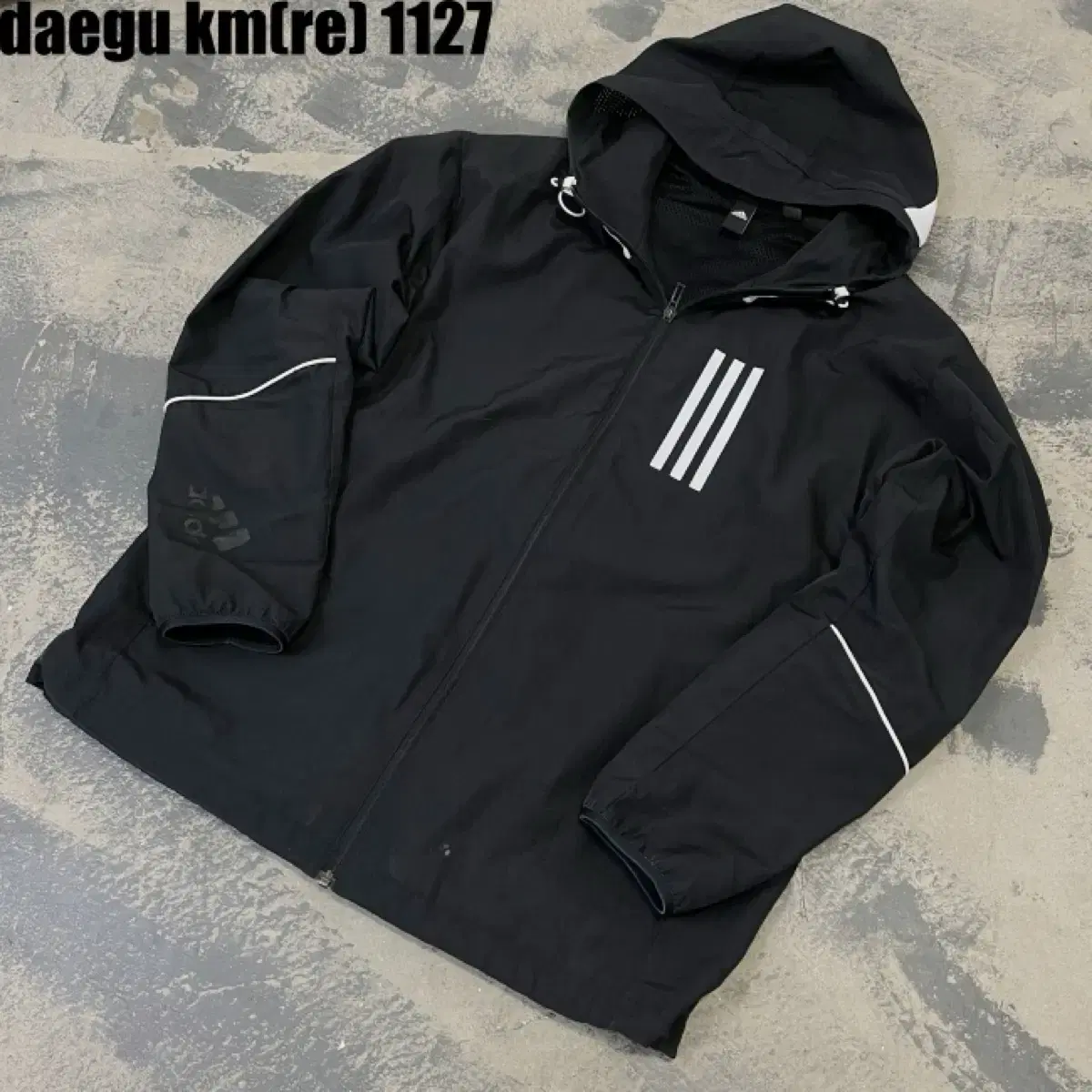 Adidas hoodie zip-up (110, logo slightly jiwooed at wrist!)