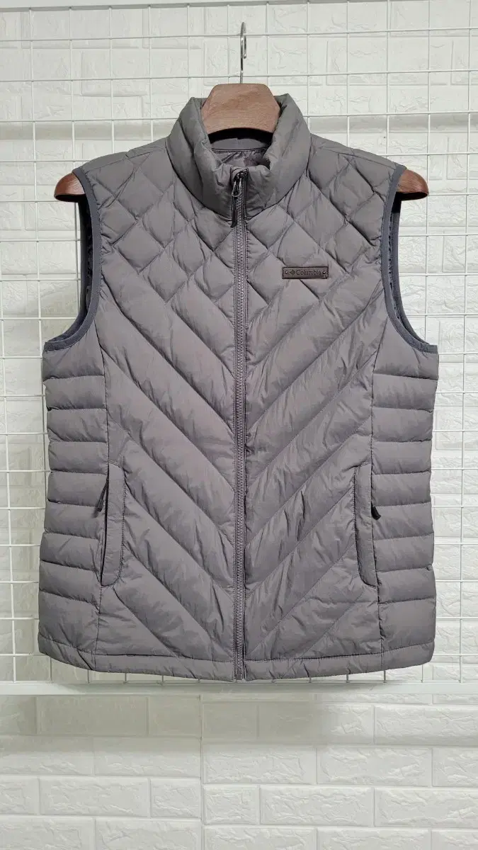 [100]Columbia charcoal grayxLeather patch detail goose down lightweight padded vest L