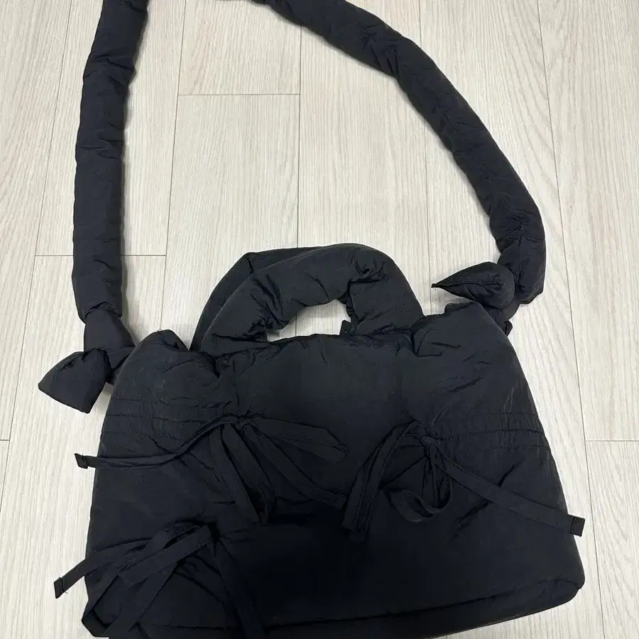 시눈 SMORE PADDING BAG (BLACK)