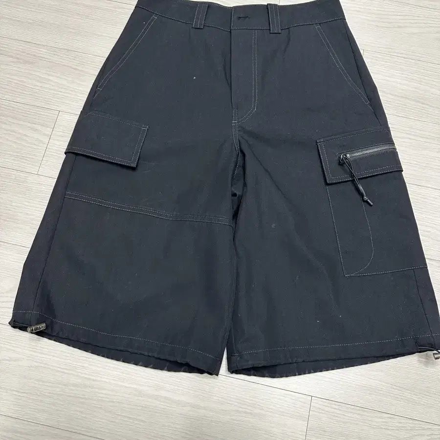 마뗑킴 COTTON CARGO CAPRI PANTS IN BLACK