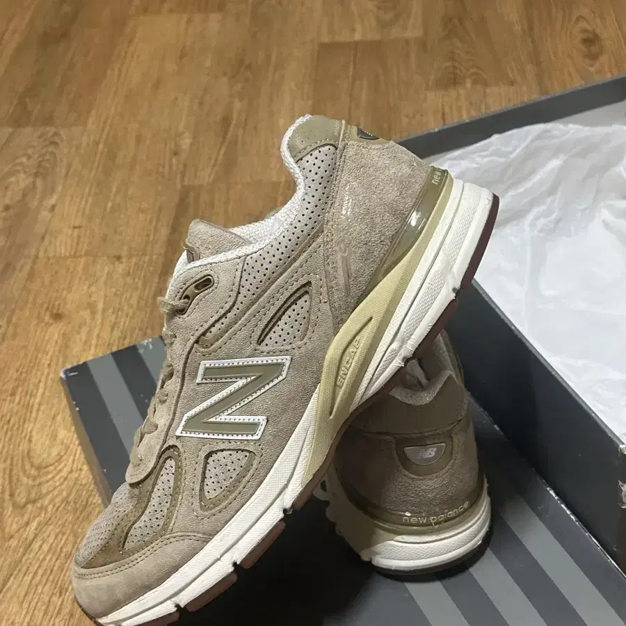 뉴발란스 990 v4 베이지 280