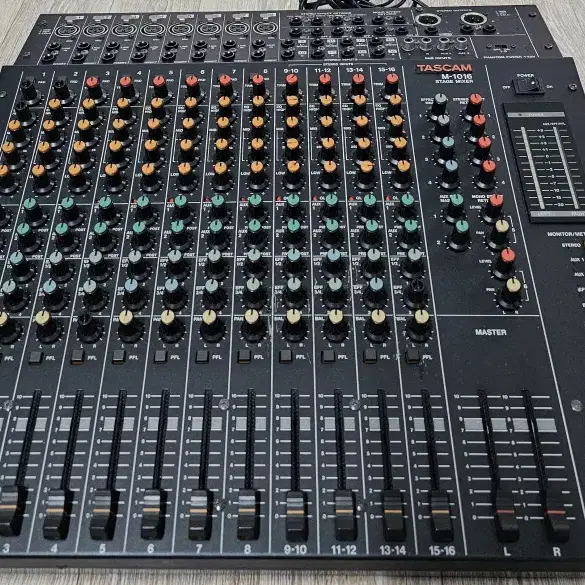 TASCAM 믹서기 M-1016