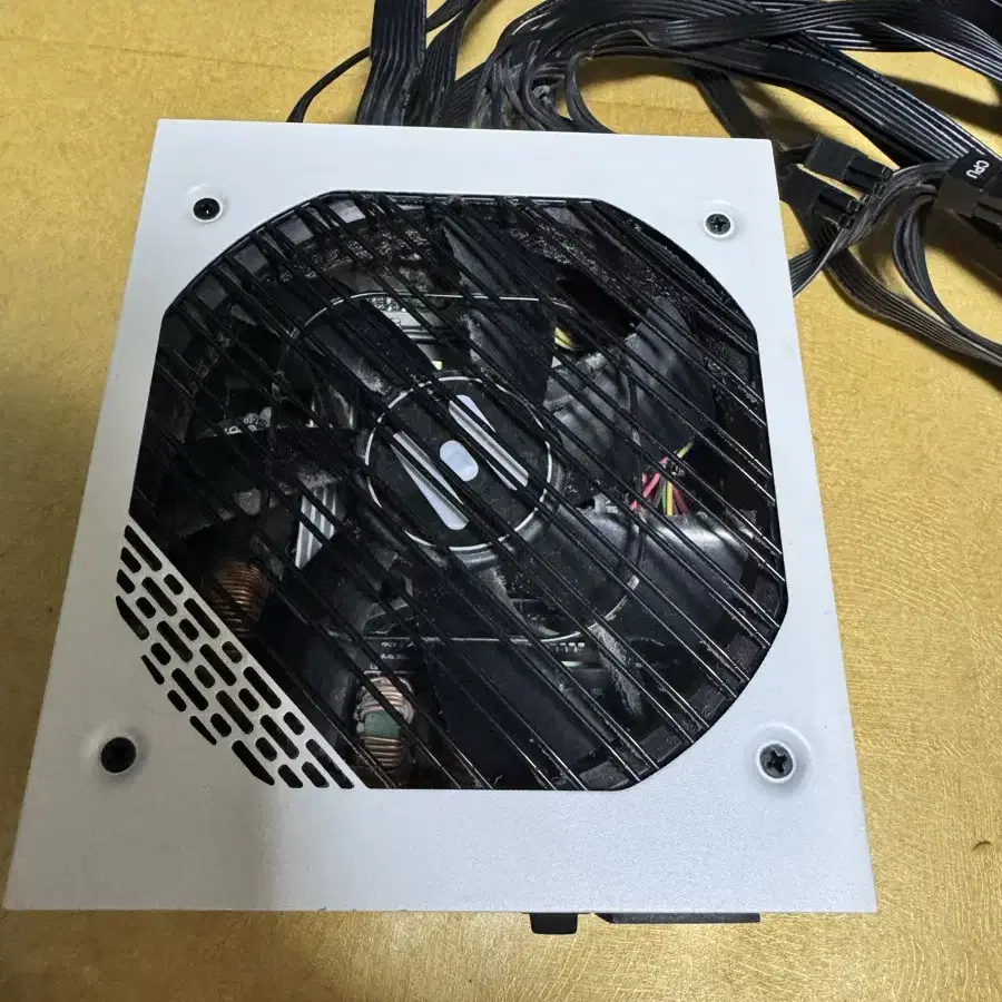 FSP HYDRO GE 650W 화이트 풀모듈러 처분합니다.