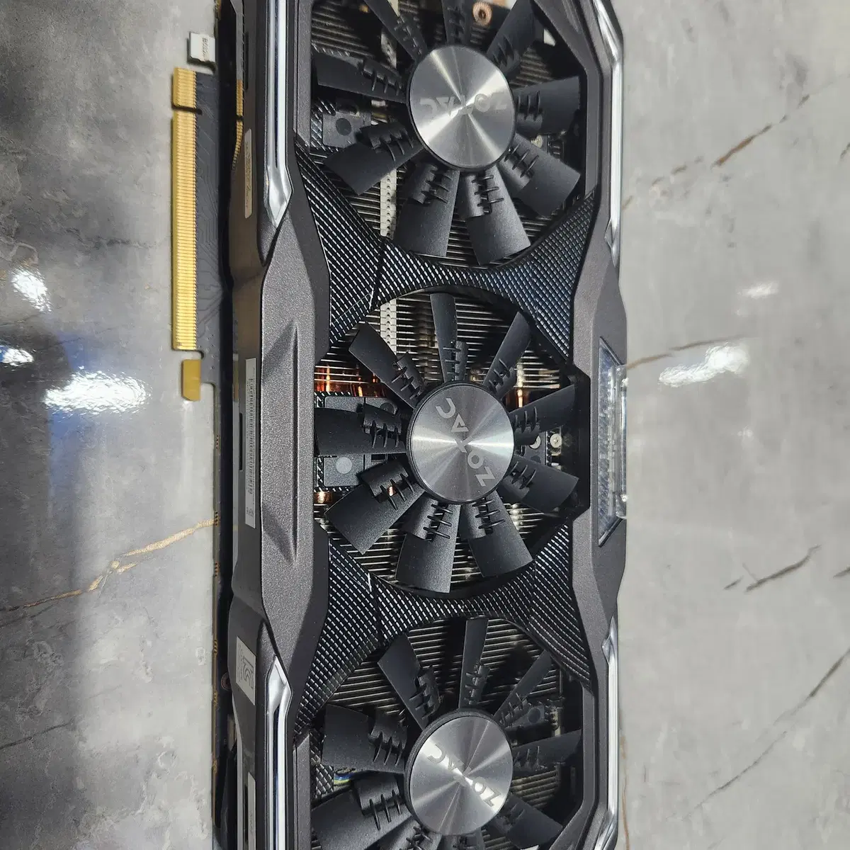 ZOTAC GTX1070 AMP EXTREME 판매합니다.