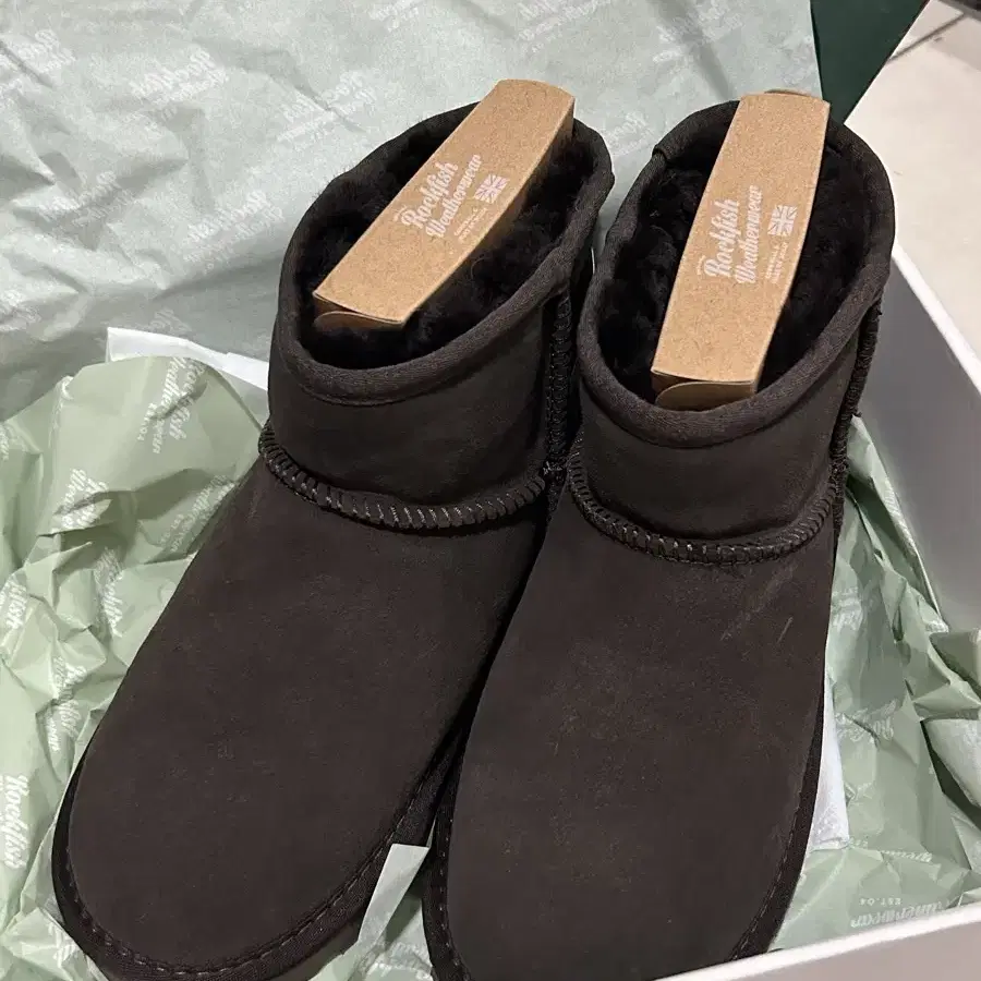 [새상품] 락피쉬웨더웨어 어그 숏 초코 UK3.5 UGG