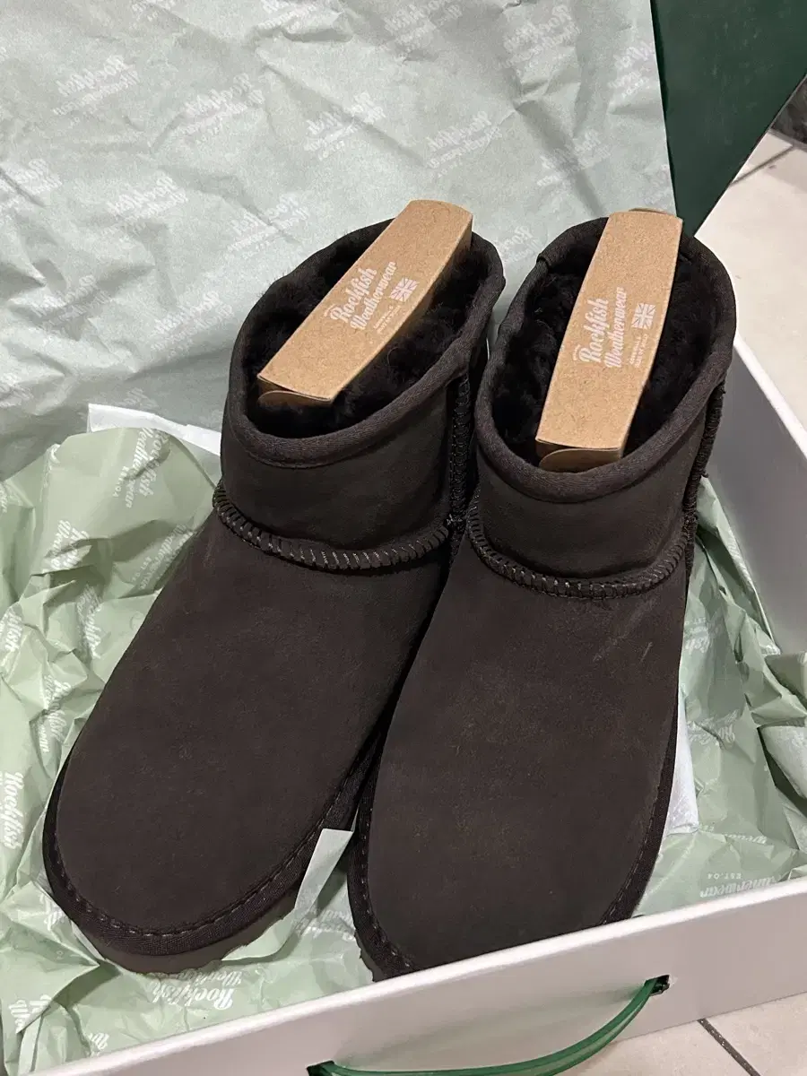 [새상품] 락피쉬웨더웨어 어그 숏 초코 UK3.5 UGG