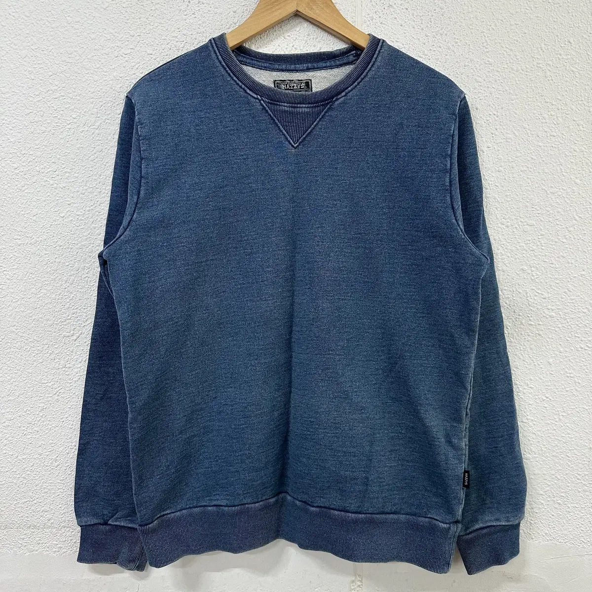 [105] Hedges Men's Denim-Washed Man-to-Man Sweatshirt 0815