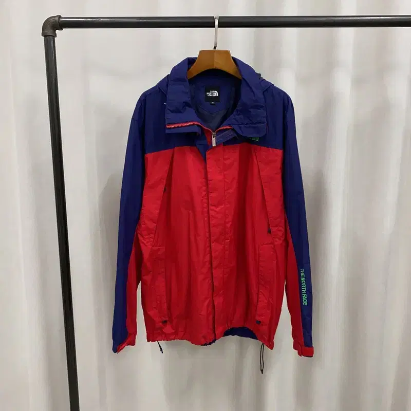 The North Face Mountaineering Red Windbreaker 100 A07253