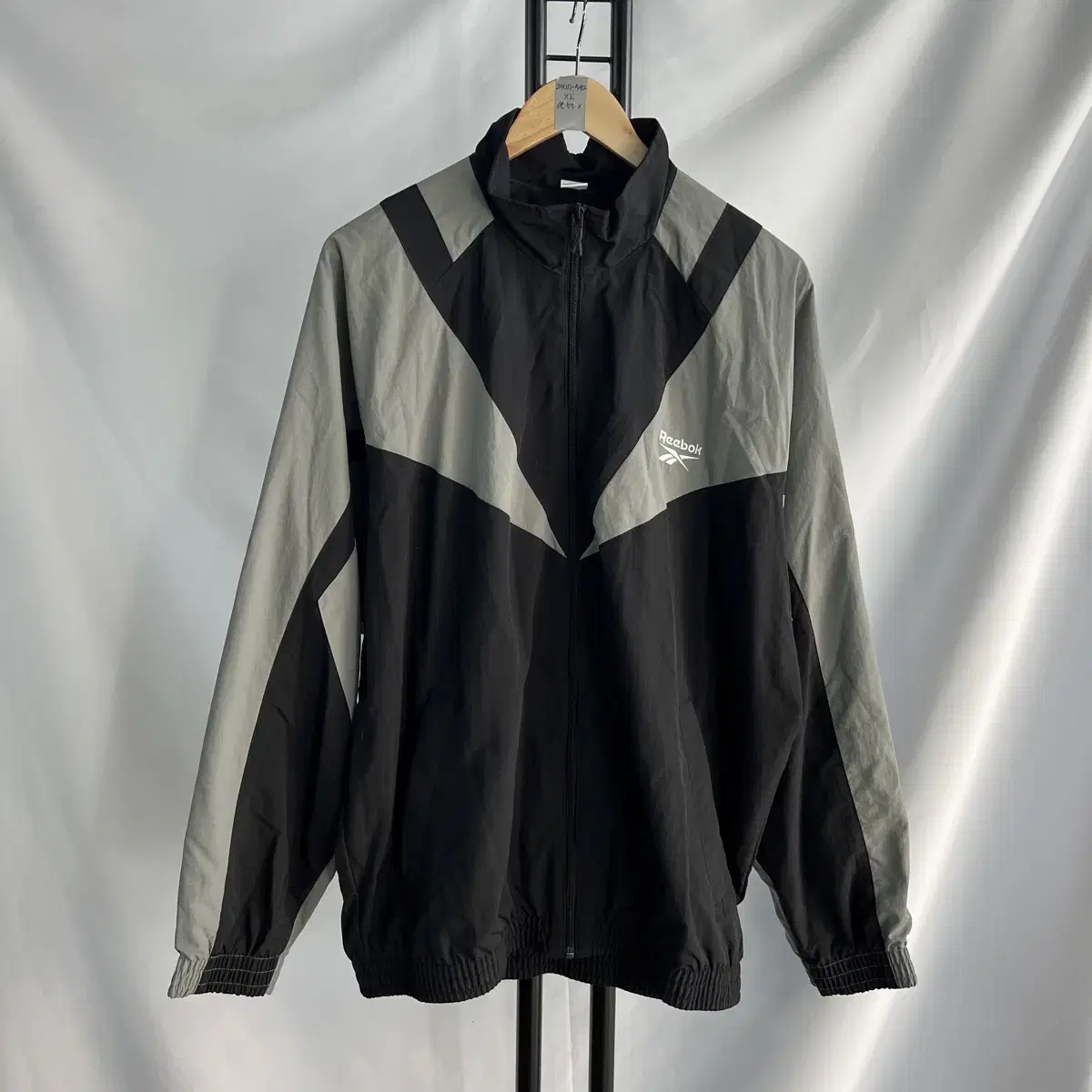 [Genuine/XL] Reebok Old School Black Grey Windbreaker