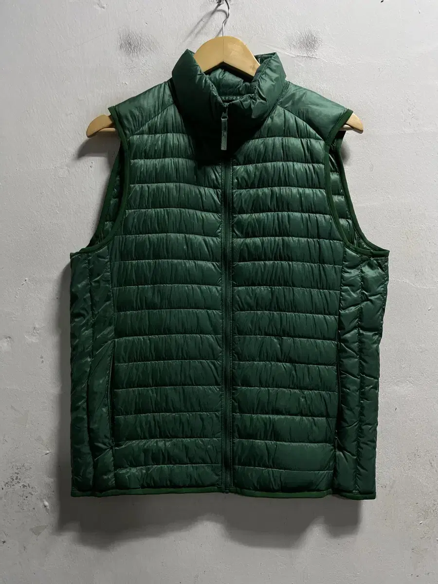 95 Uniqlo Goose Down Lightweight Puffer Vest Genuine