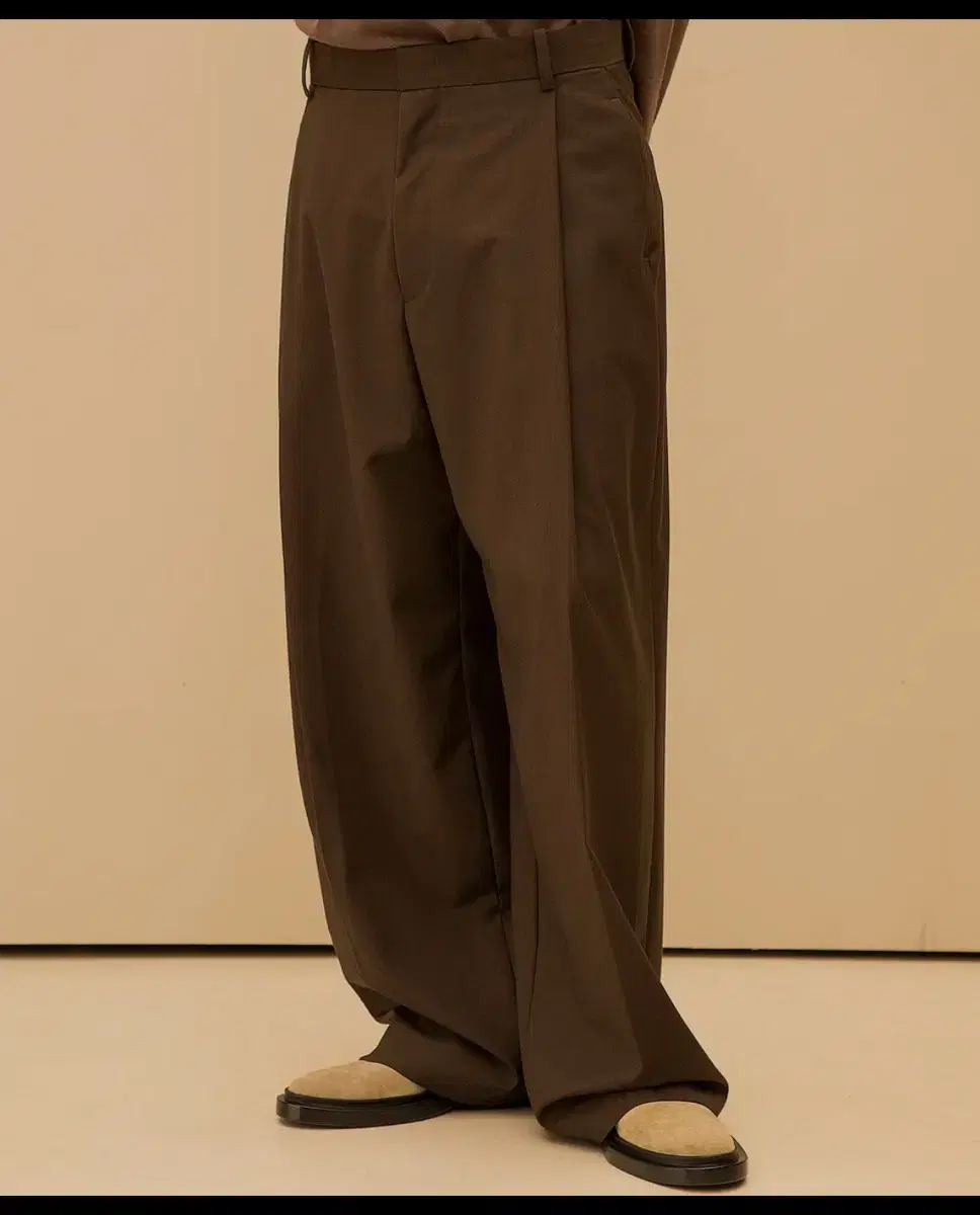 Cignature One-Tuck Wide-leg Slacks in Deep Brown