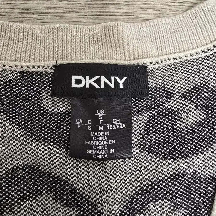 DKNY 브이넥 레오파드 니트 스웨터 여자 니트 여성 니트