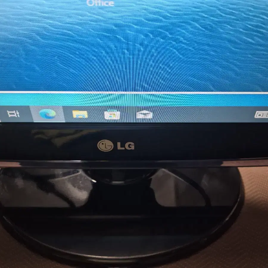 LG 23인치 모니터 lcd 작동 잘되고 잘나와요