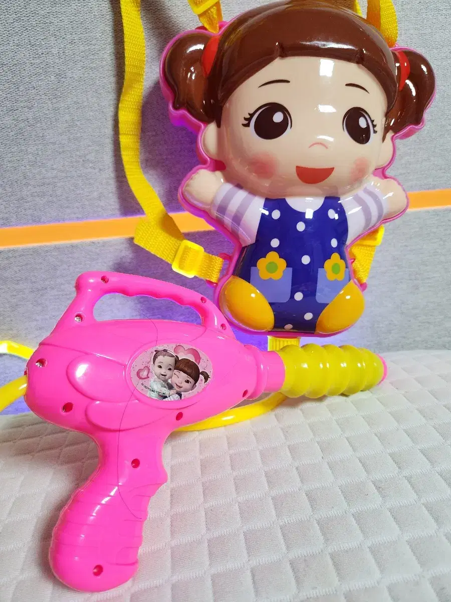 "Kong Soon Yi Mini Backpack Water Gun" [girls' water gun. water play water gun. backpack water gun].