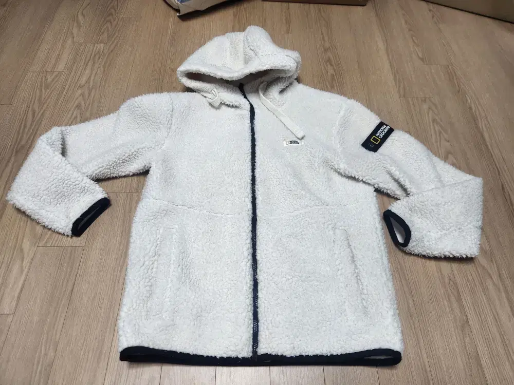 I have a National Geographic fleece hoodie size 95 for sale.