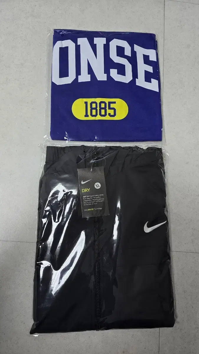 Free Shipping,Unused]XL,Nike BlackHooded zip-up mesh windbreaker jumper