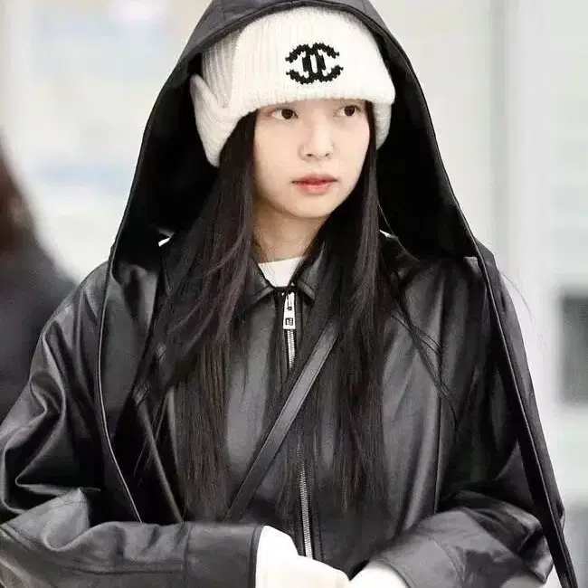 CHANEL Jennie김제니 동료 샤넬 로고 모자