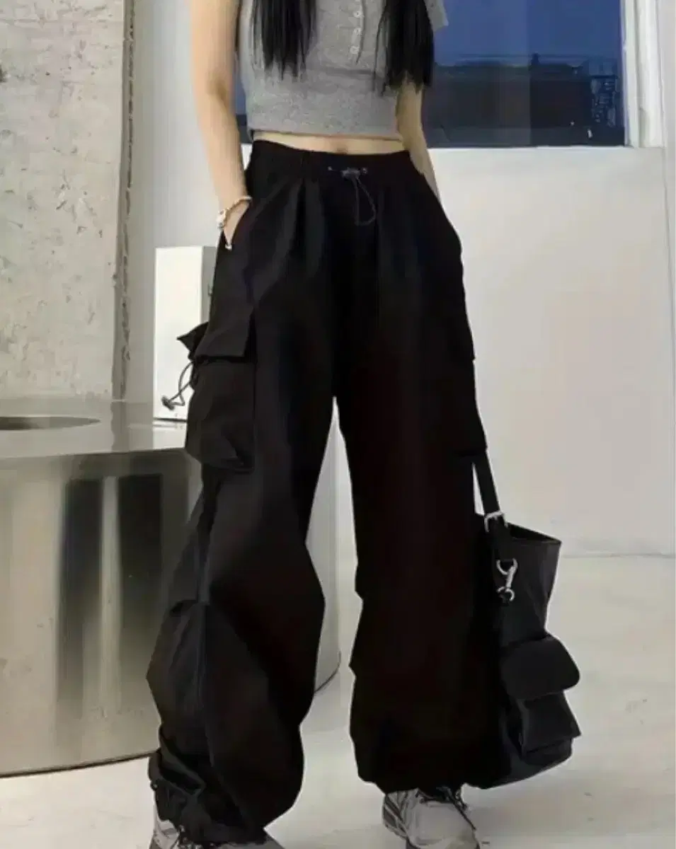 Wide Cargo Pants with Black Pockets