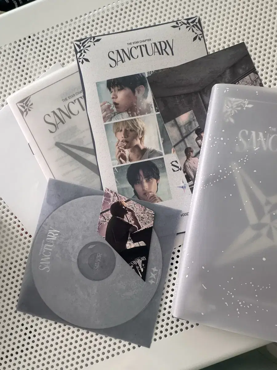 I'm selling an unsealed album of txt Sanctuary Savior.