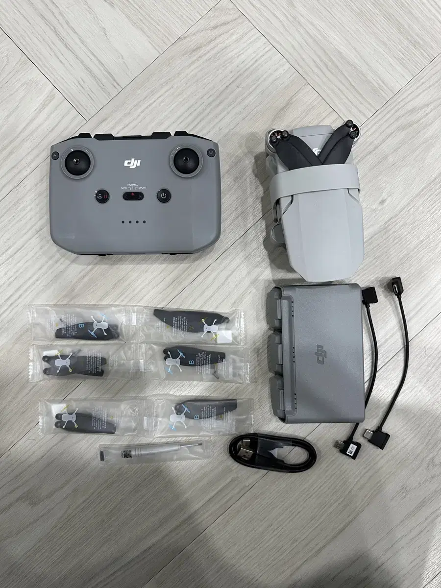 Dji mini se2 드론 플라이모어 콤보 팝니다.