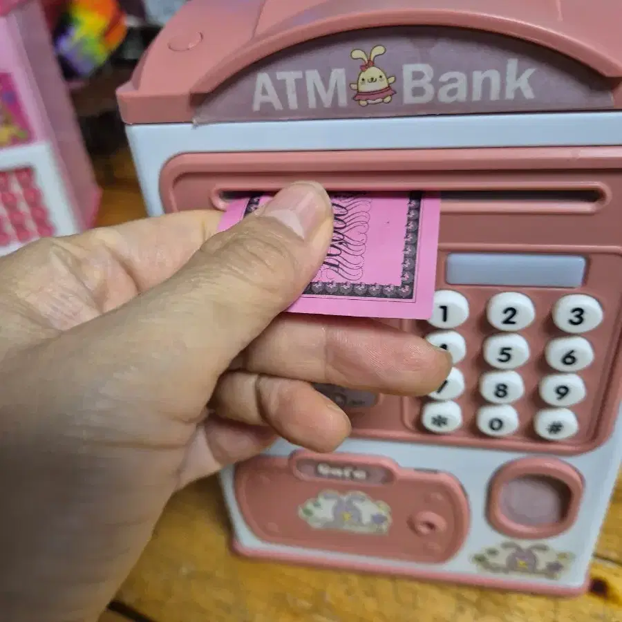 지폐빨아드리는 비밀금고 ATM