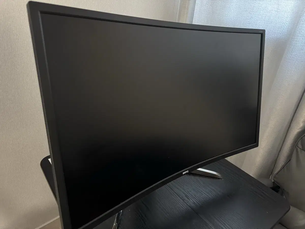 벤큐 32인치 커브드 144hz 팝니다