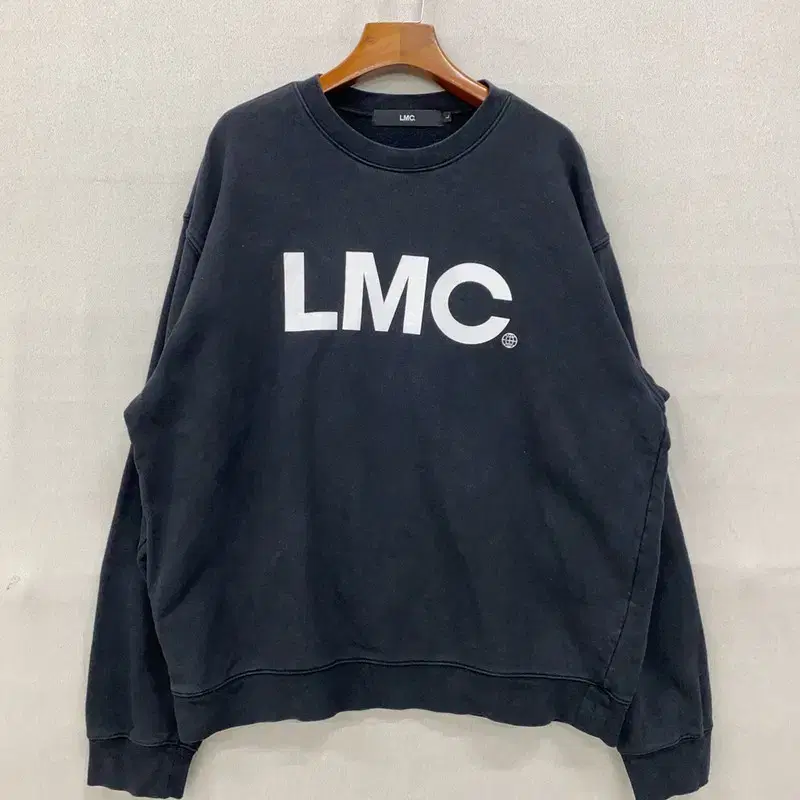 LMC 네이비 스트릿 맨투맨 100 A07489