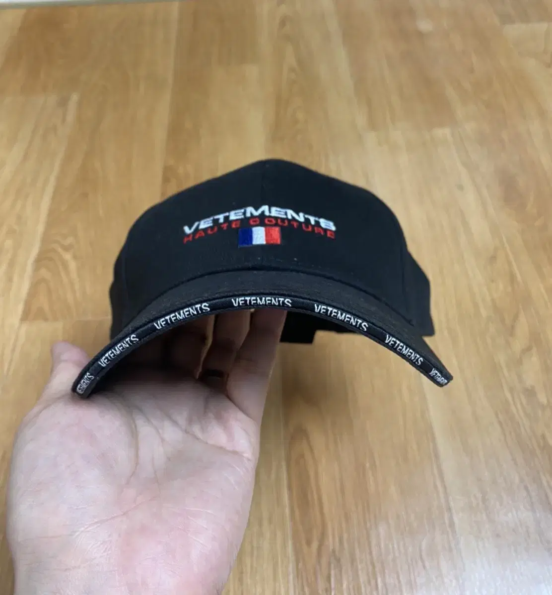 Vetements 베트멍 오뜨꾸뛰르 자수 로고 볼캡 모자