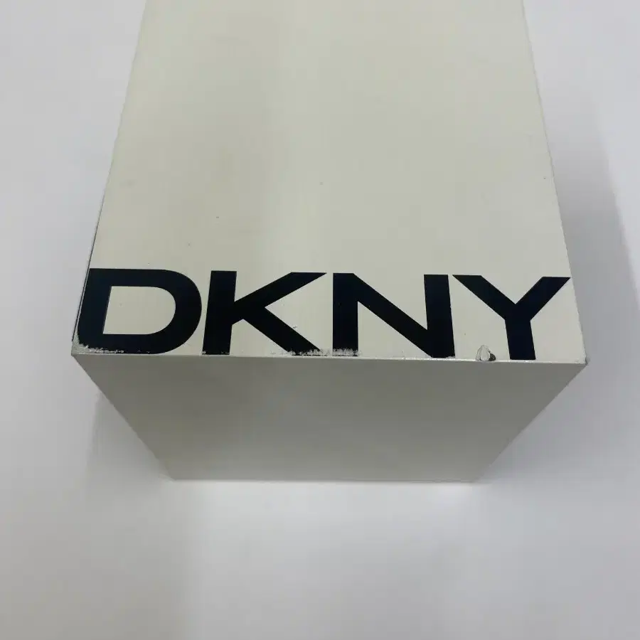 [2회 착용 중고 남성] DKNY 메탈 시계