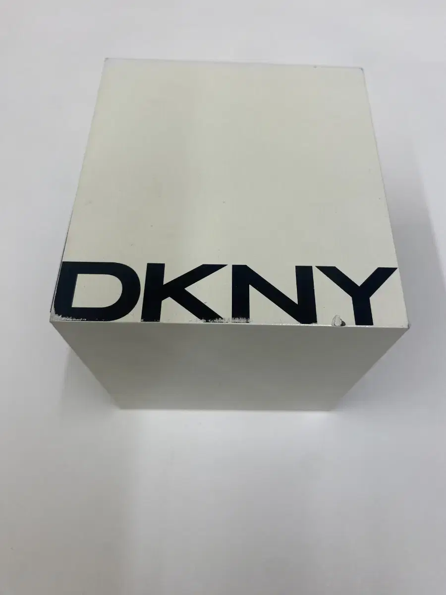 [2회 착용 중고 남성] DKNY 메탈 시계