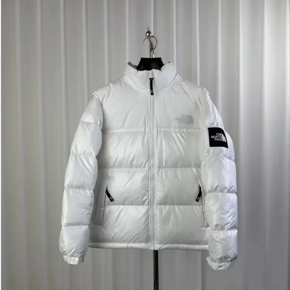 The North Face 1996화이트 패딩녀