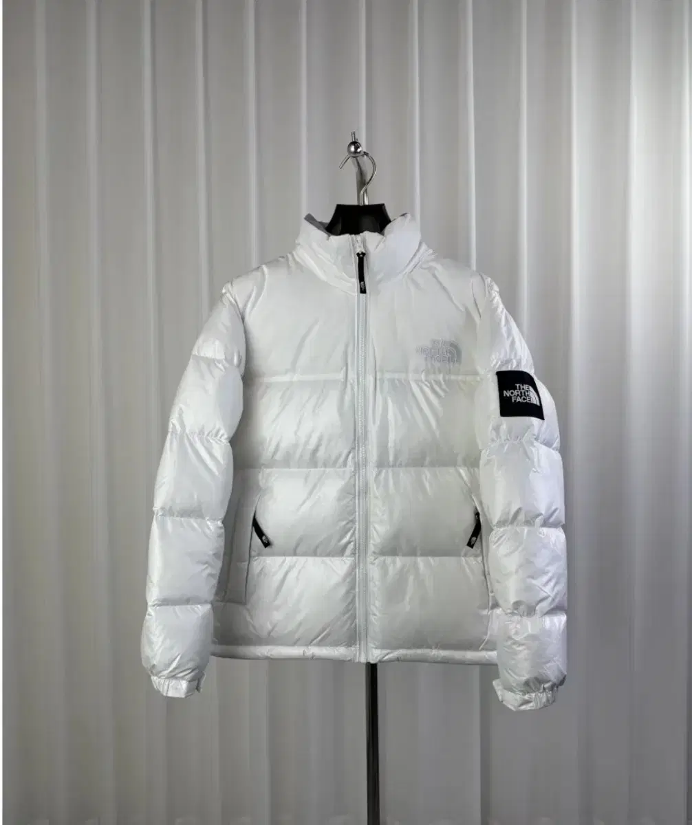 The North Face 1996화이트 패딩녀