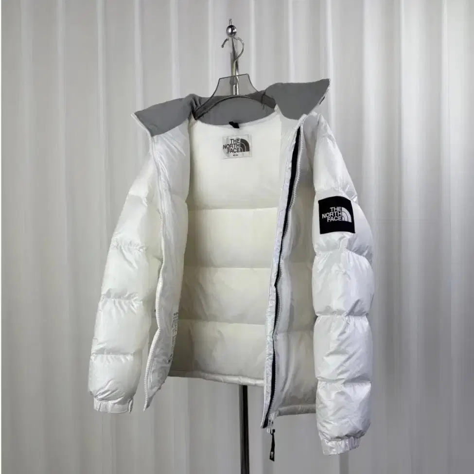 The North Face 1996화이트 패딩녀