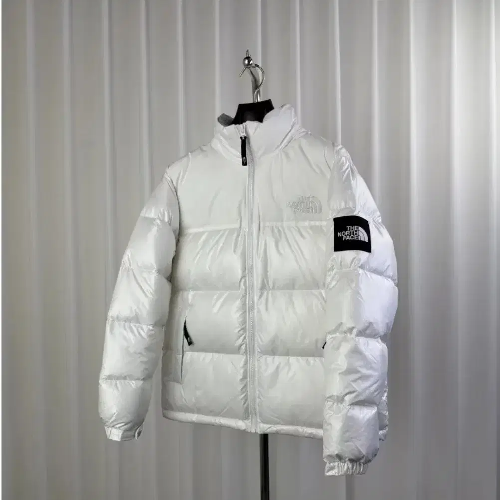 The North Face 1996화이트 패딩녀