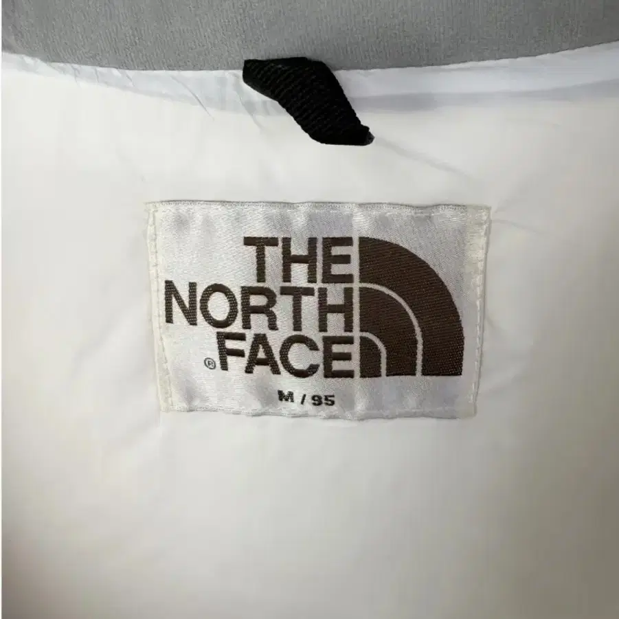 The North Face 1996화이트 패딩녀