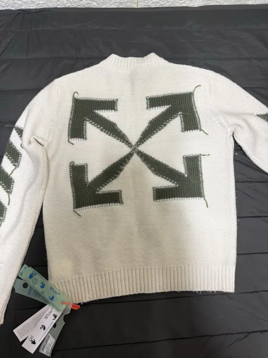 Off-white knit (whisker color)