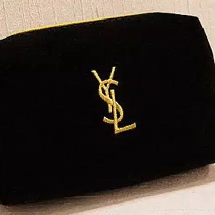 YSL 입생로랑 벨벳파우치