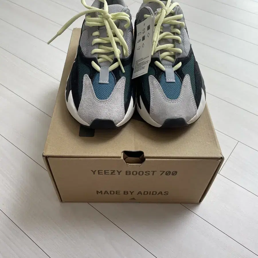 YEEZY BOOST 700 이지부스트700