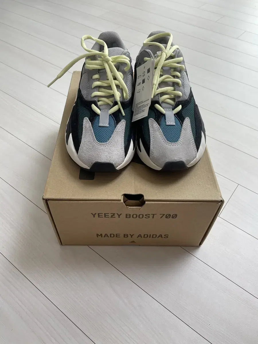 YEEZY BOOST 700 이지부스트700