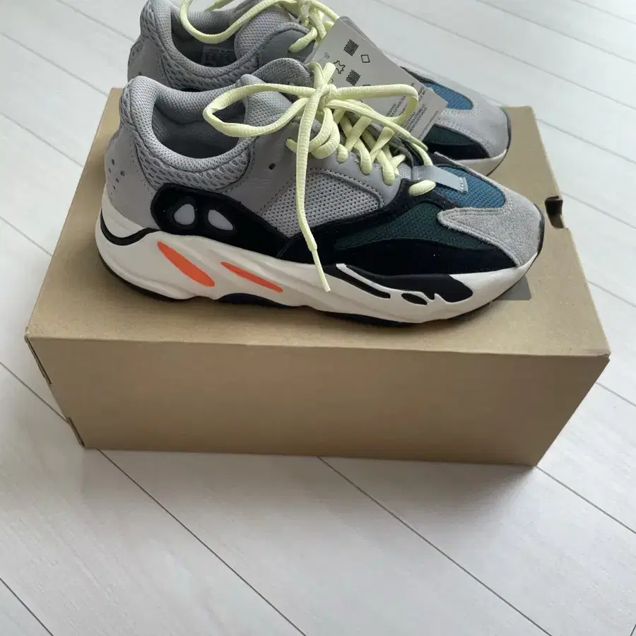 YEEZY BOOST 700 이지부스트700